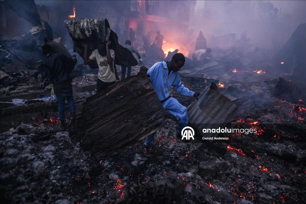 Kenya'nın başkenti Nairobi'de çıkan yangın çok sayıda evin yanmasına neden oldu