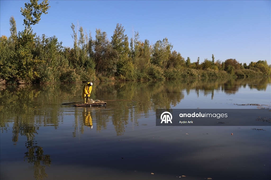 Dicle Nehri'nde 55 yıldır "kelek" üzerinde balık avlıyor