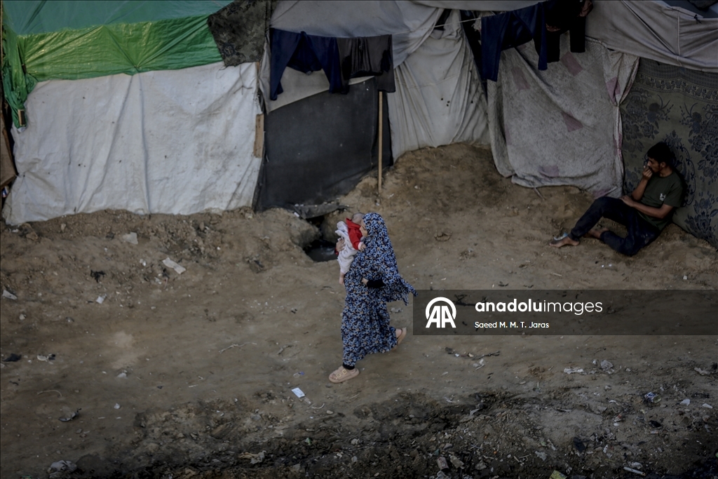 Жители Газы вынуждены бороться с непогодой в изношенных палатках