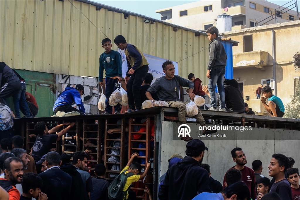 В Газе перемещенные жители выстроились в длинные очереди за хлебом