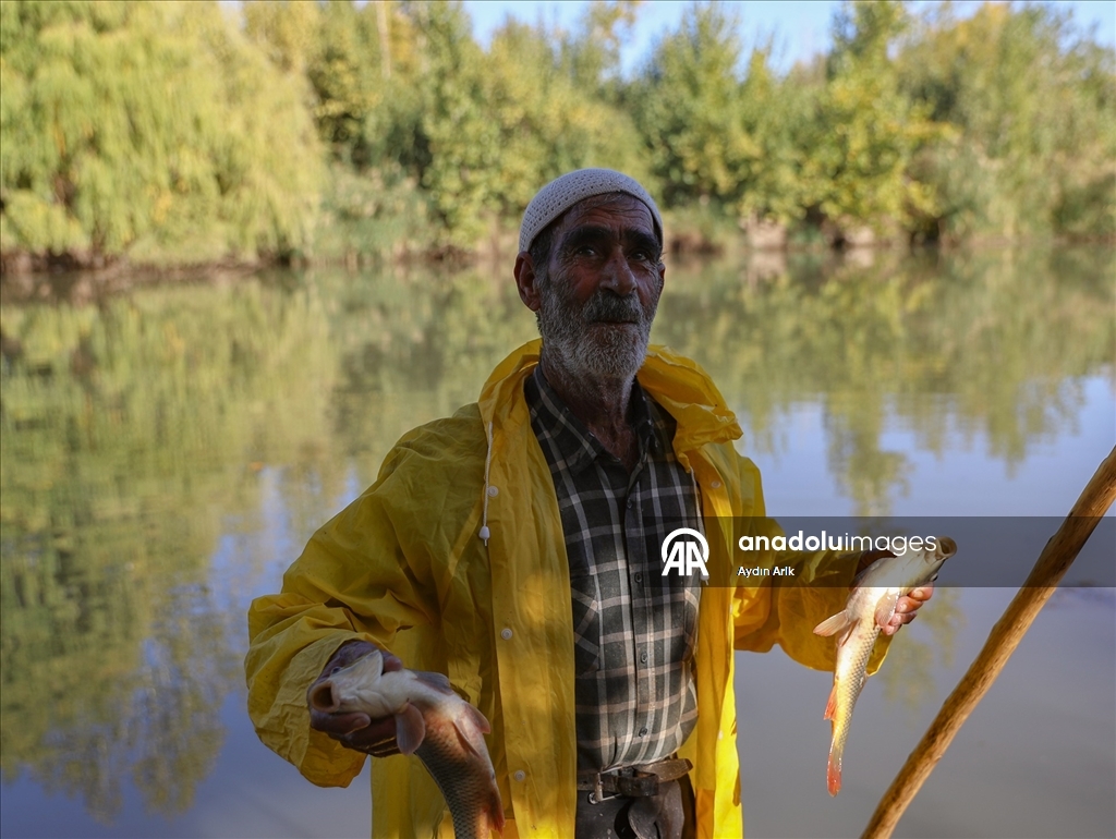 Dicle Nehri'nde 55 yıldır "kelek" üzerinde balık avlıyor