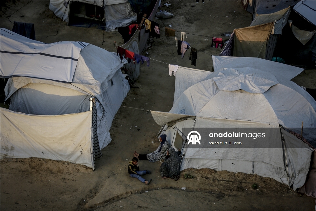 Жители Газы вынуждены бороться с непогодой в изношенных палатках