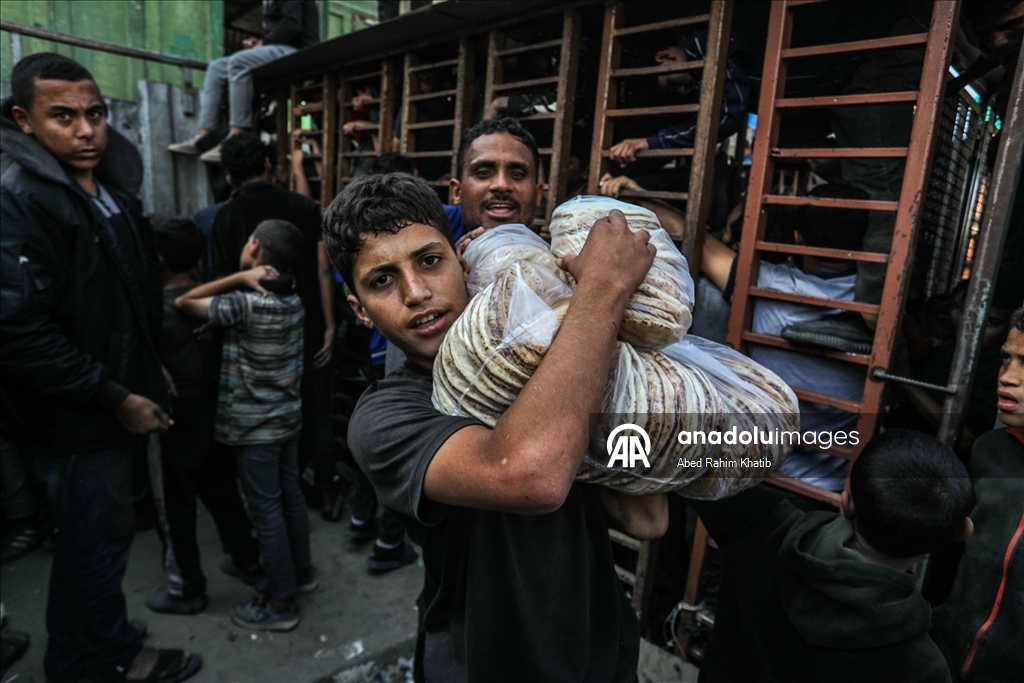 В Газе перемещенные жители выстроились в длинные очереди за хлебом