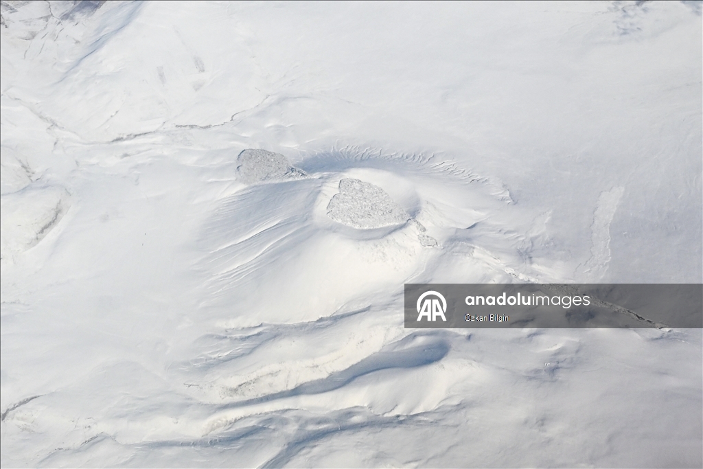 Взгляд с воздуха на заснеженные вершины Восточной Турции