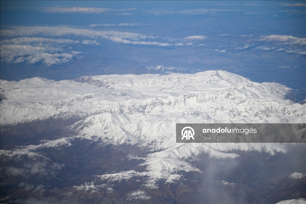 Взгляд с воздуха на заснеженные вершины Восточной Турции