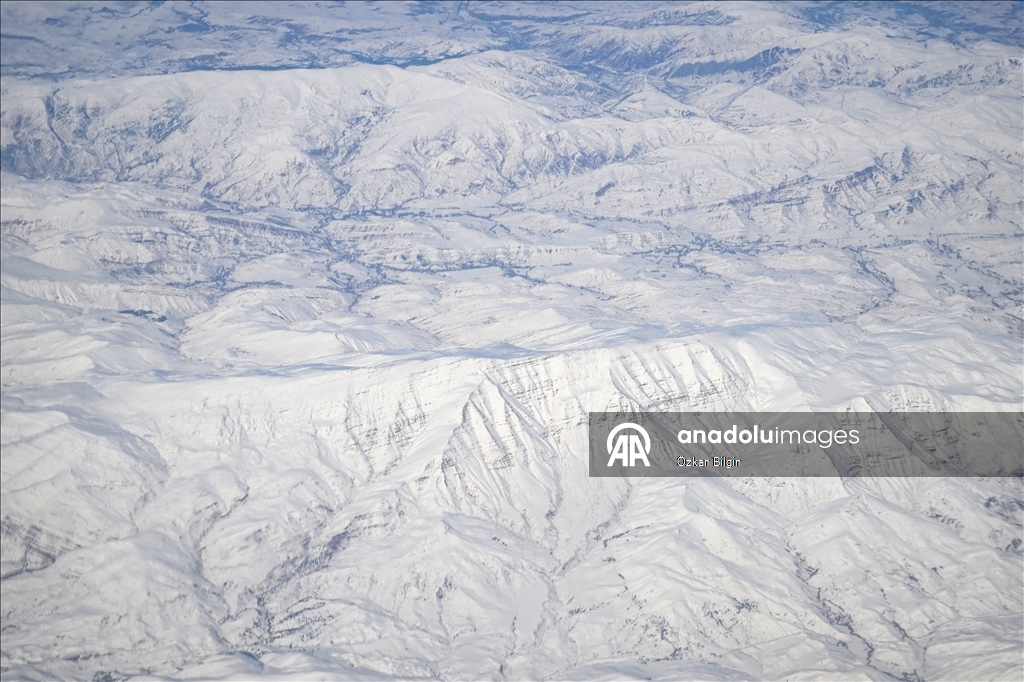 Взгляд с воздуха на заснеженные вершины Восточной Турции