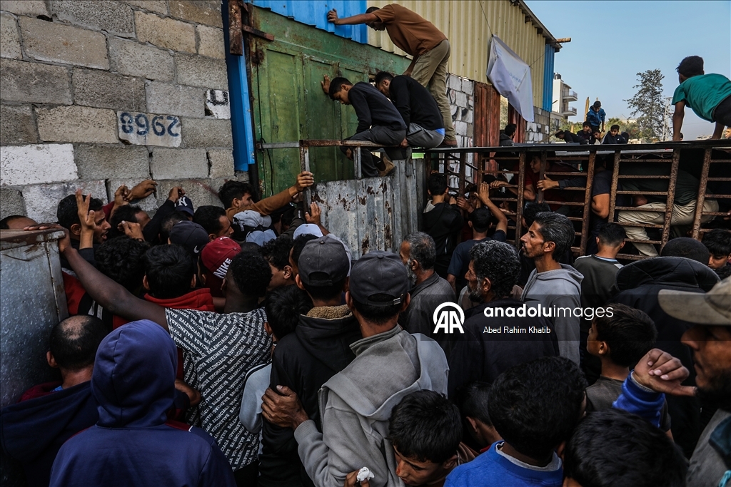 В Газе перемещенные жители выстроились в длинные очереди за хлебом