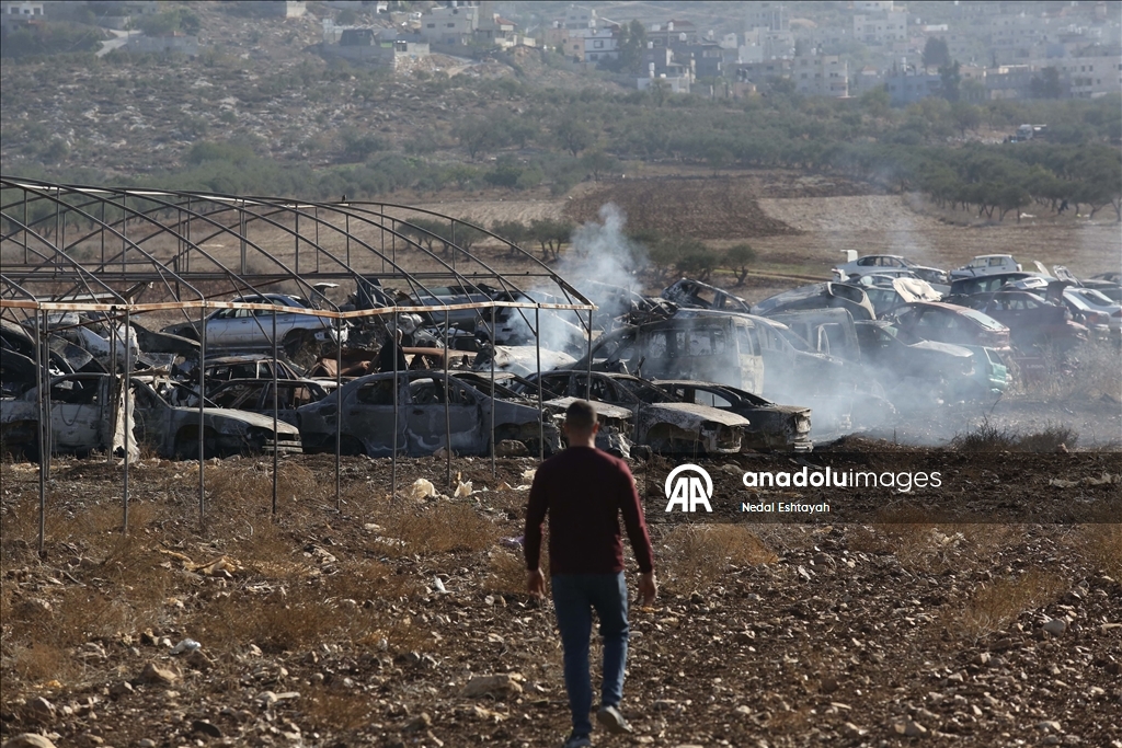 الضفة.. مستوطنون إسرائيليون يحرقون مستودع قطع غيار سيارات في نابلس