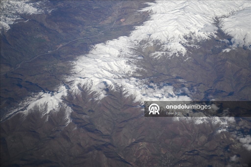Взгляд с воздуха на заснеженные вершины Восточной Турции