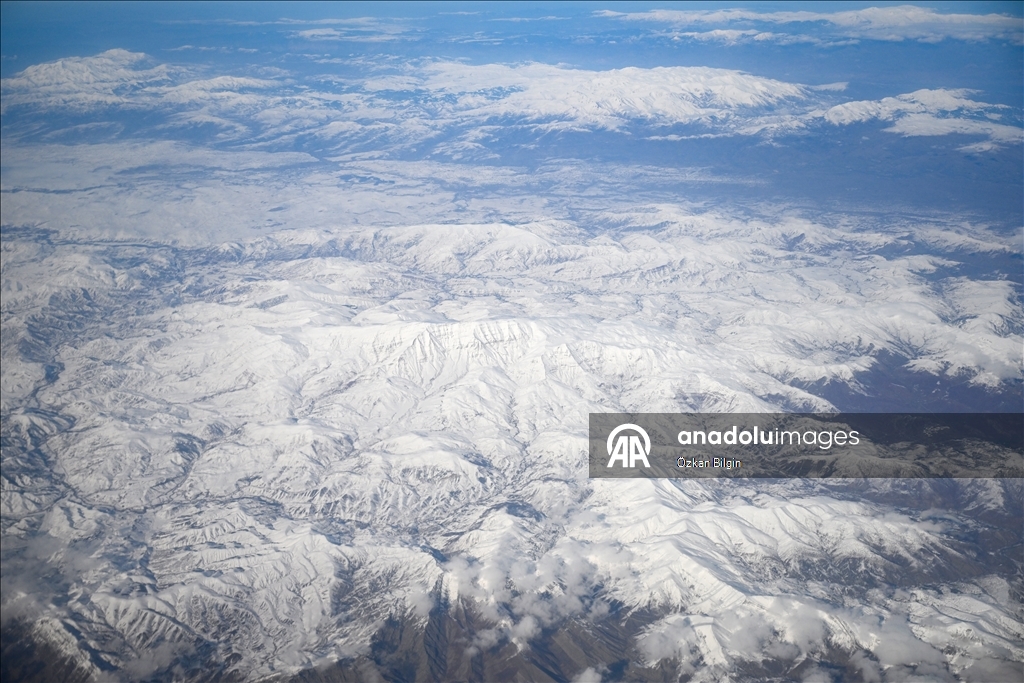 Взгляд с воздуха на заснеженные вершины Восточной Турции
