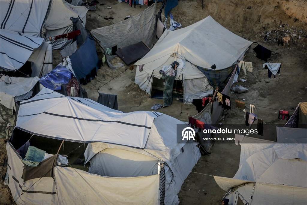 Жители Газы вынуждены бороться с непогодой в изношенных палатках