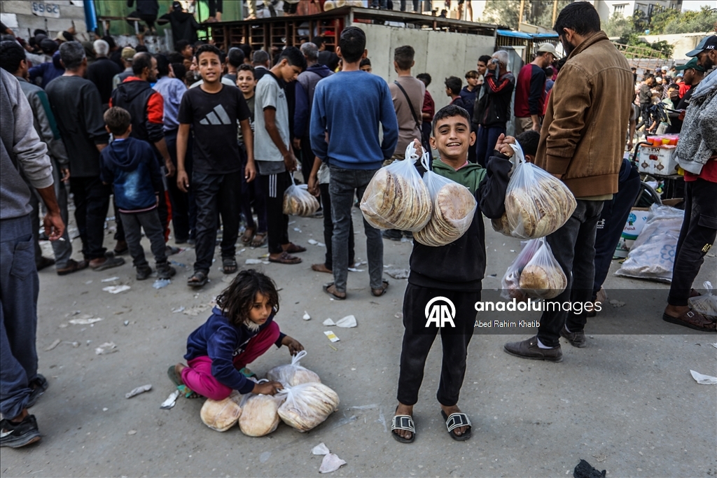 В Газе перемещенные жители выстроились в длинные очереди за хлебом