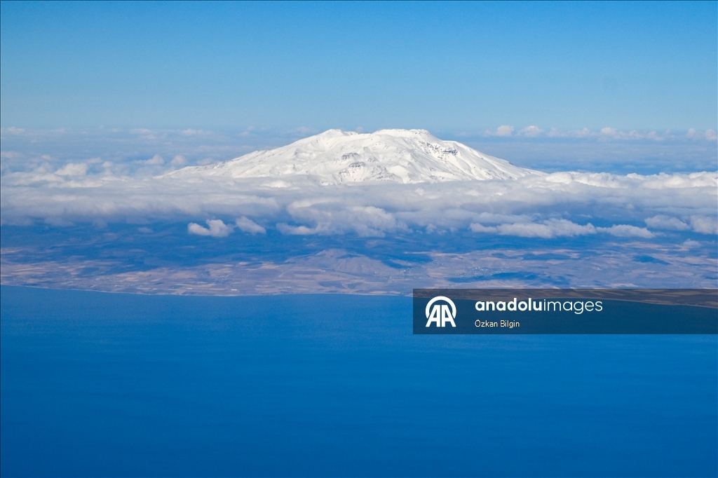 Взгляд с воздуха на заснеженные вершины Восточной Турции