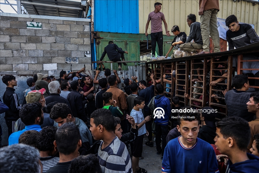 В Газе перемещенные жители выстроились в длинные очереди за хлебом