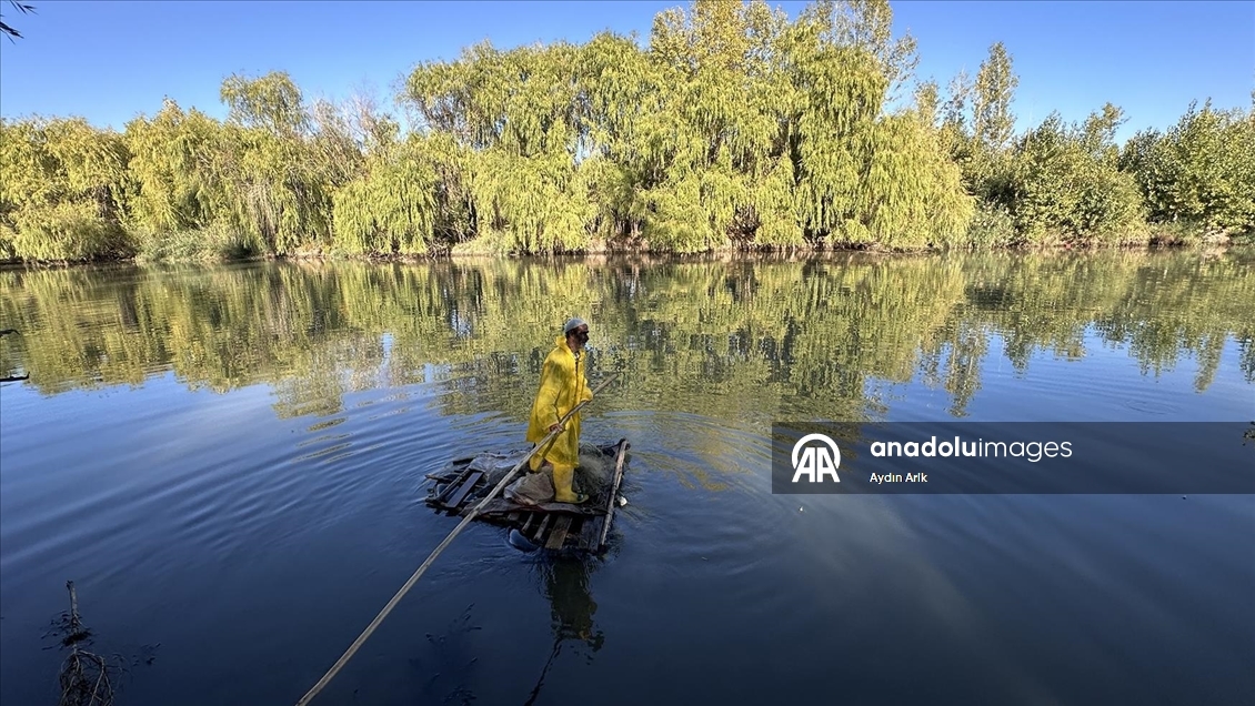 Dicle Nehri'nde 55 yıldır "kelek" üzerinde balık avlıyor