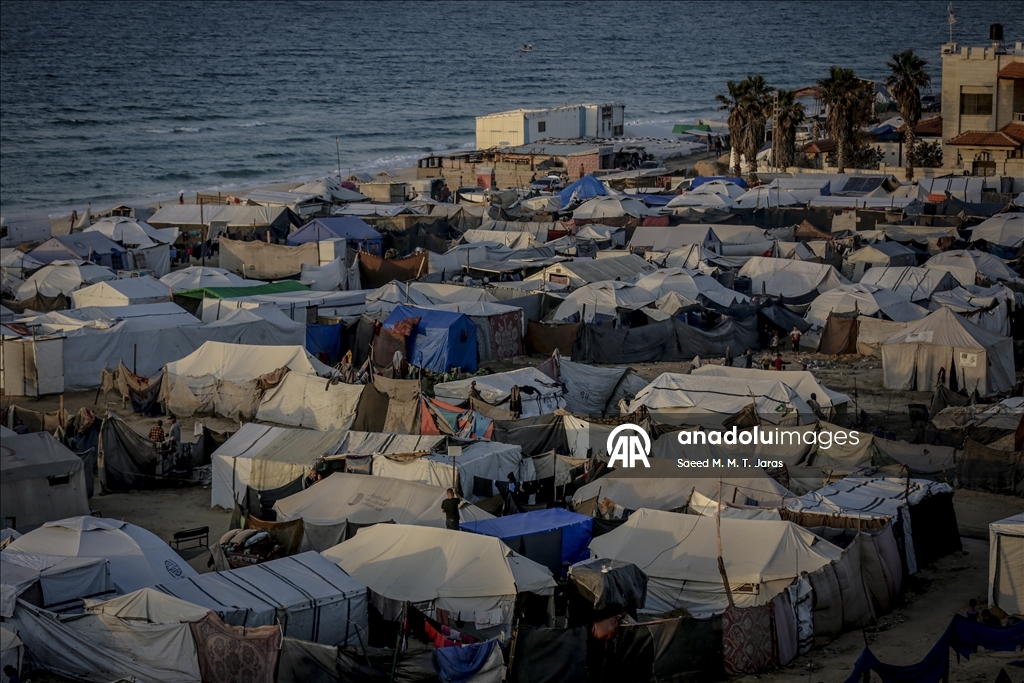 Жители Газы вынуждены бороться с непогодой в изношенных палатках