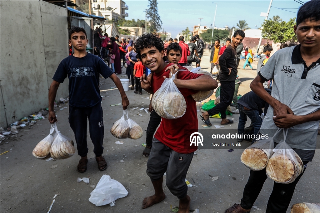 В Газе перемещенные жители выстроились в длинные очереди за хлебом