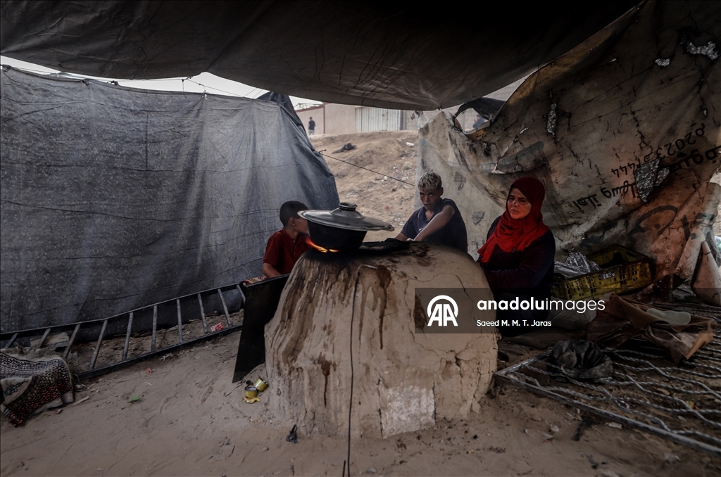 Жители Газы вынуждены бороться с непогодой в изношенных палатках