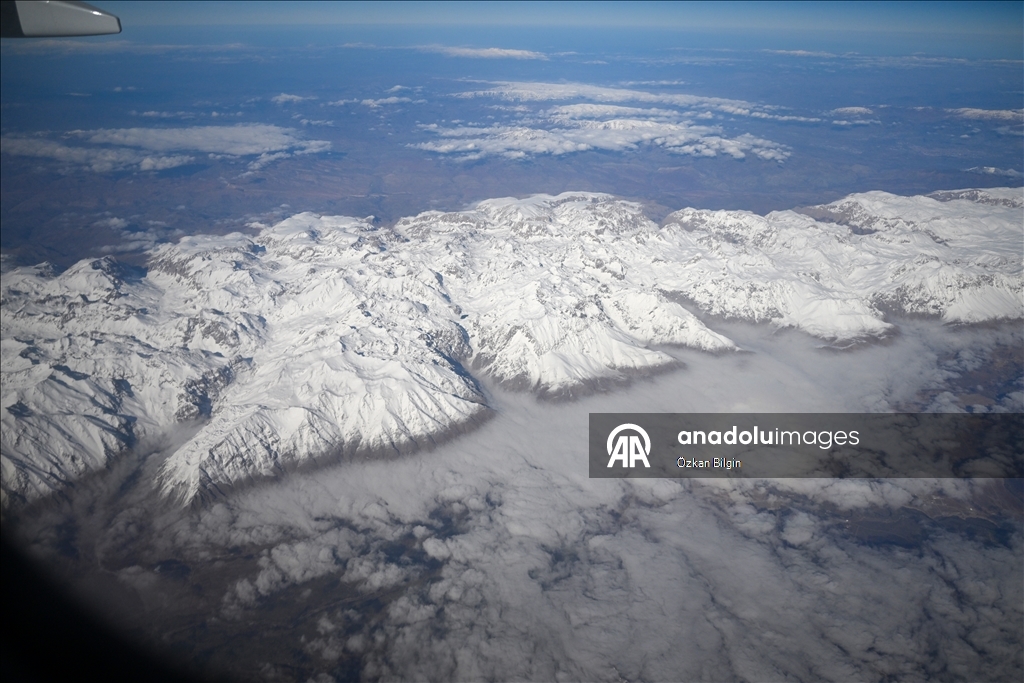Взгляд с воздуха на заснеженные вершины Восточной Турции
