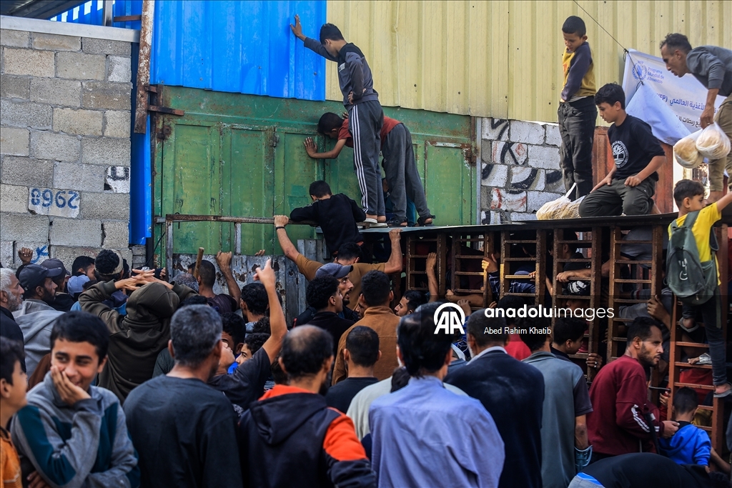 В Газе перемещенные жители выстроились в длинные очереди за хлебом