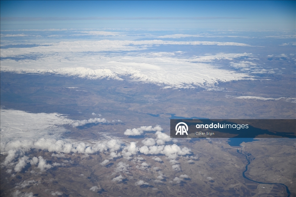 Взгляд с воздуха на заснеженные вершины Восточной Турции