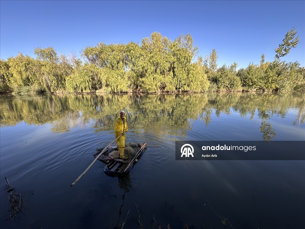Dicle Nehri'nde 55 yıldır "kelek" üzerinde balık avlıyor