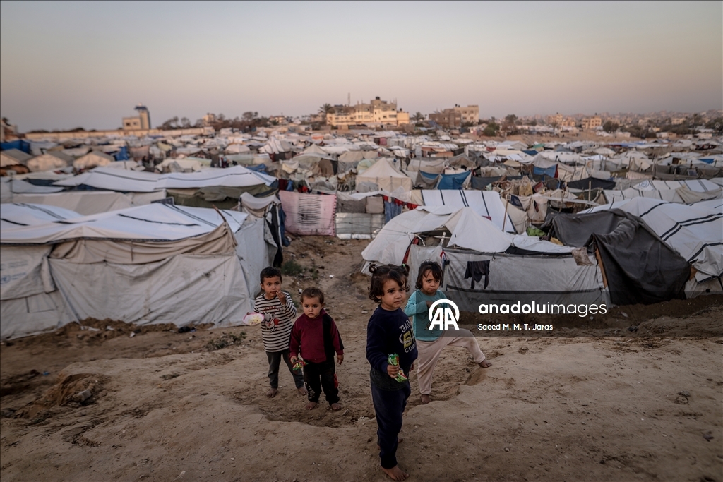 Жители Газы вынуждены бороться с непогодой в изношенных палатках