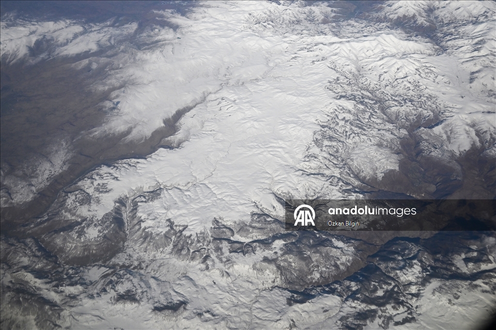 Взгляд с воздуха на заснеженные вершины Восточной Турции