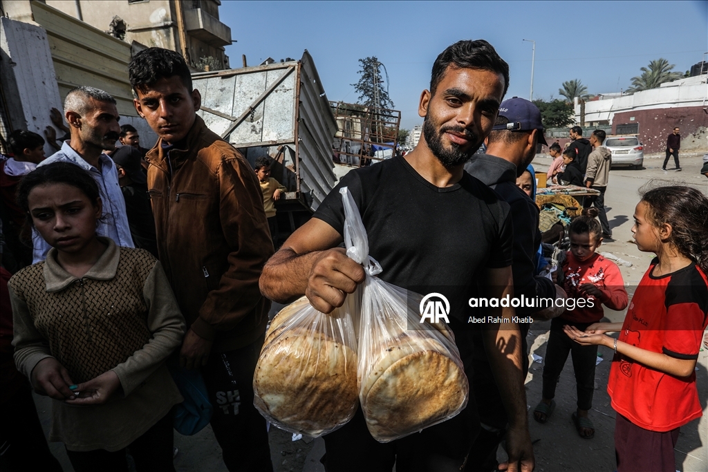 В Газе перемещенные жители выстроились в длинные очереди за хлебом