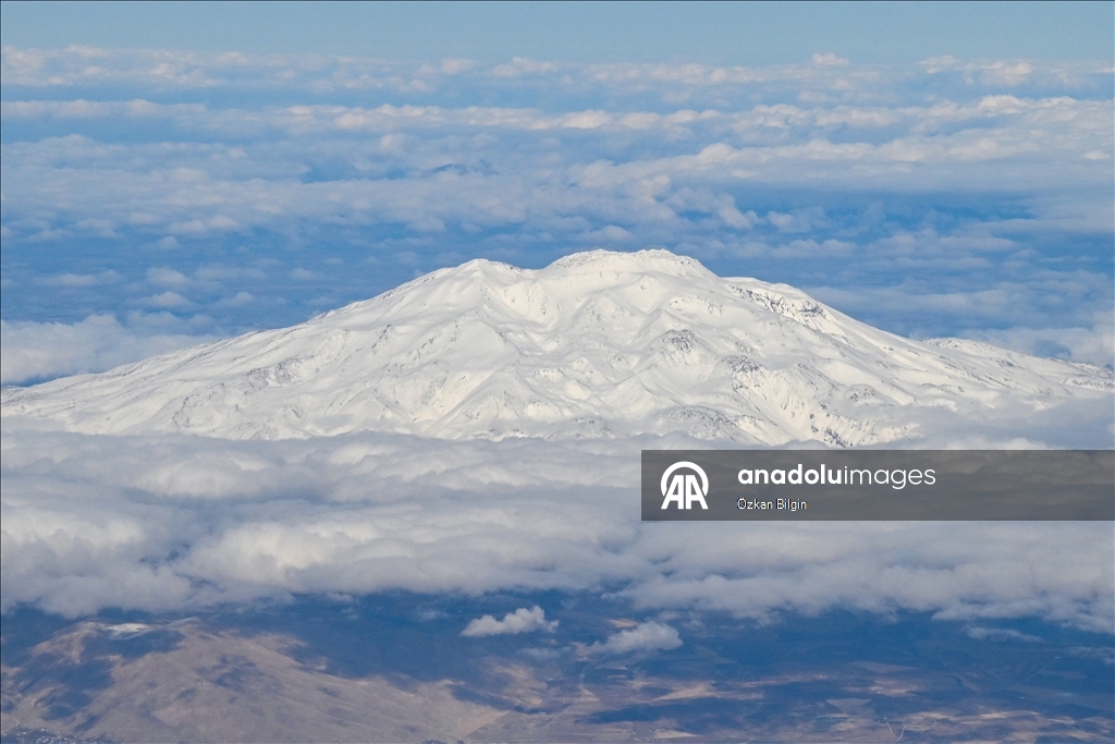 Взгляд с воздуха на заснеженные вершины Восточной Турции