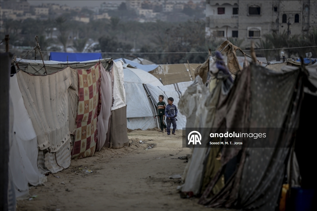 Жители Газы вынуждены бороться с непогодой в изношенных палатках