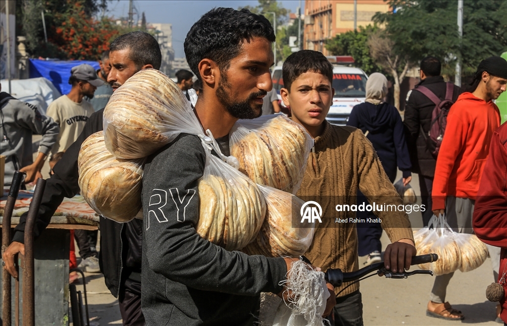 В Газе перемещенные жители выстроились в длинные очереди за хлебом