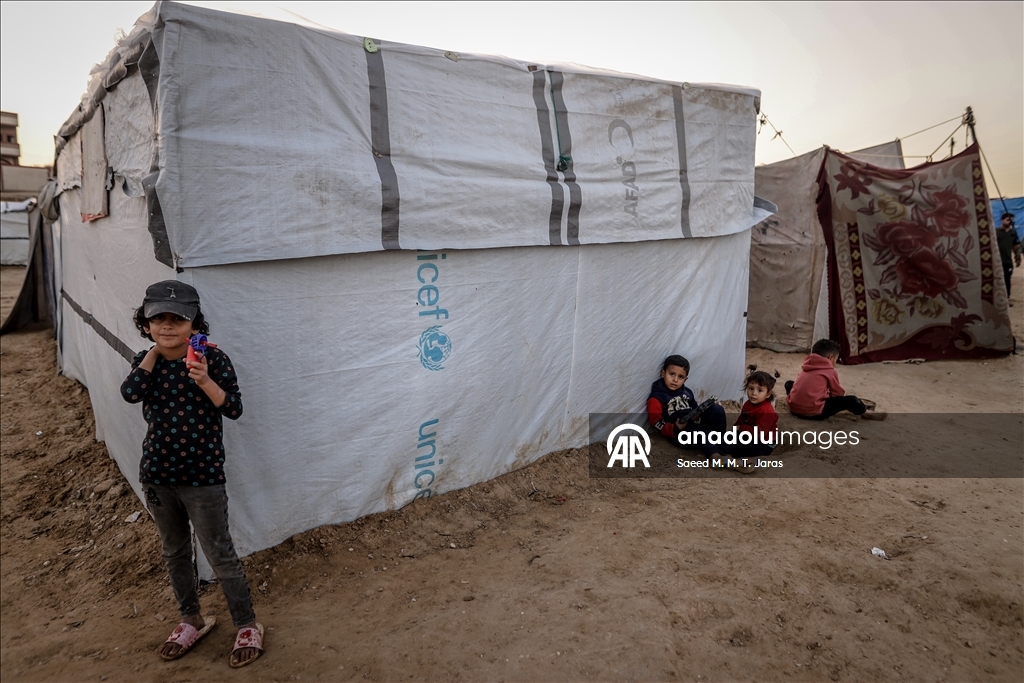 Жители Газы вынуждены бороться с непогодой в изношенных палатках