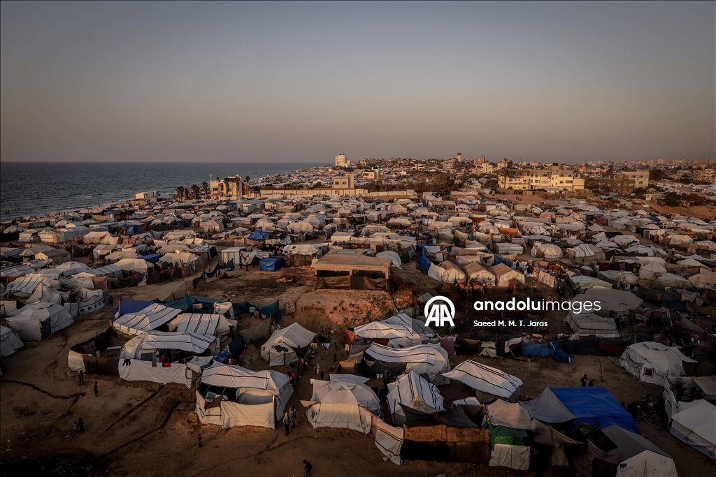 Жители Газы вынуждены бороться с непогодой в изношенных палатках