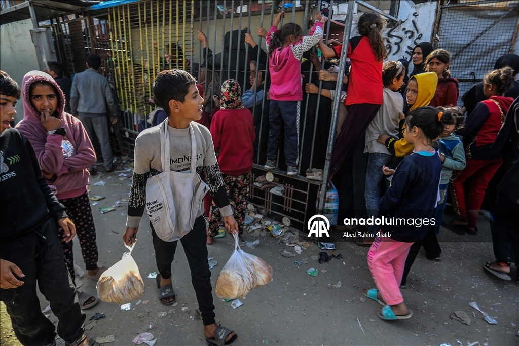В Газе перемещенные жители выстроились в длинные очереди за хлебом