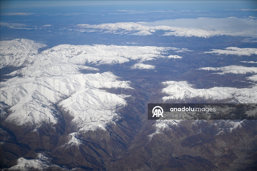 Взгляд с воздуха на заснеженные вершины Восточной Турции