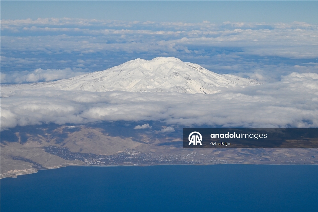 Взгляд с воздуха на заснеженные вершины Восточной Турции