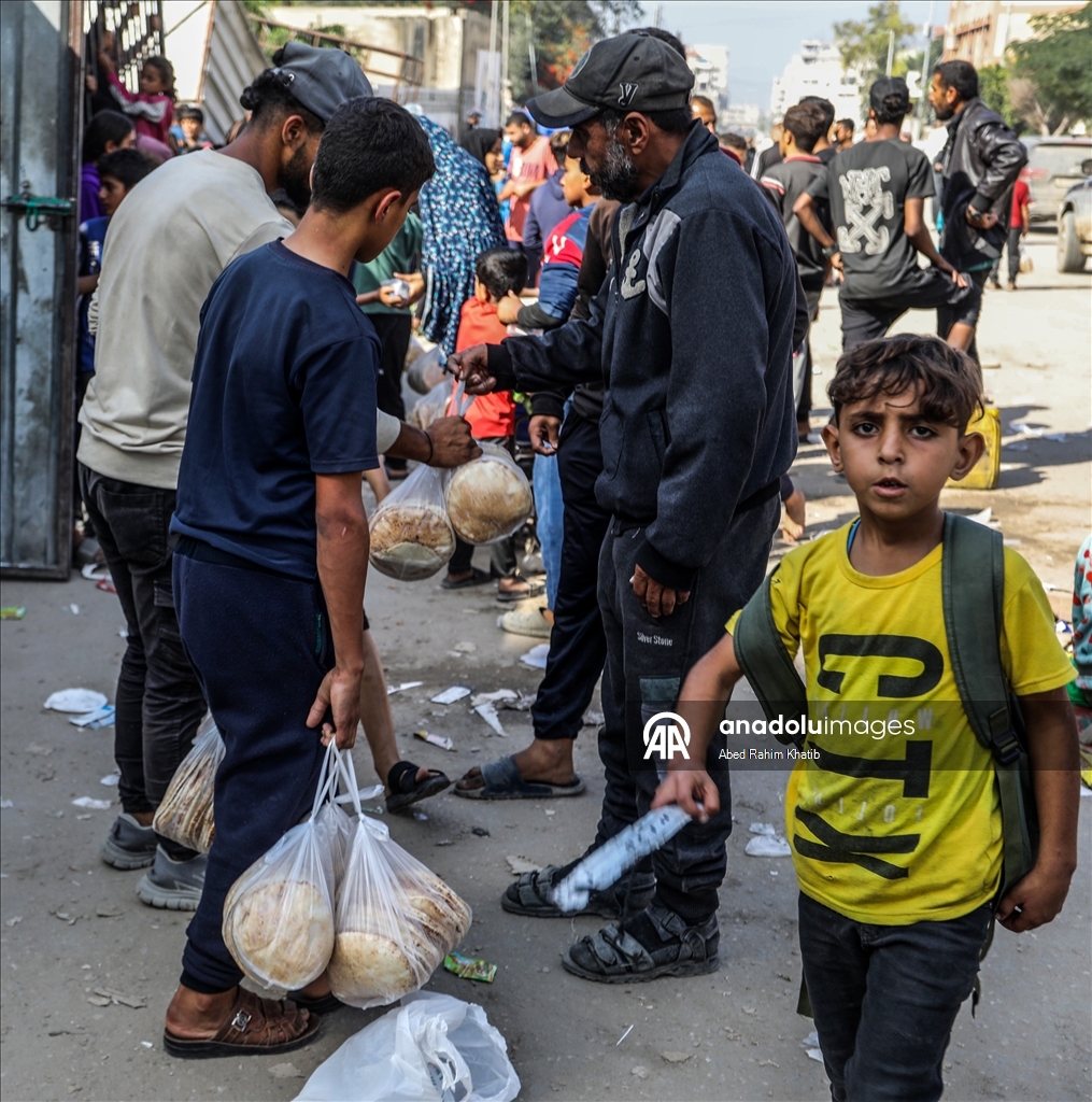 В Газе перемещенные жители выстроились в длинные очереди за хлебом