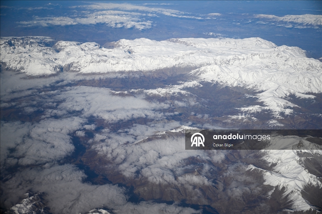 Взгляд с воздуха на заснеженные вершины Восточной Турции