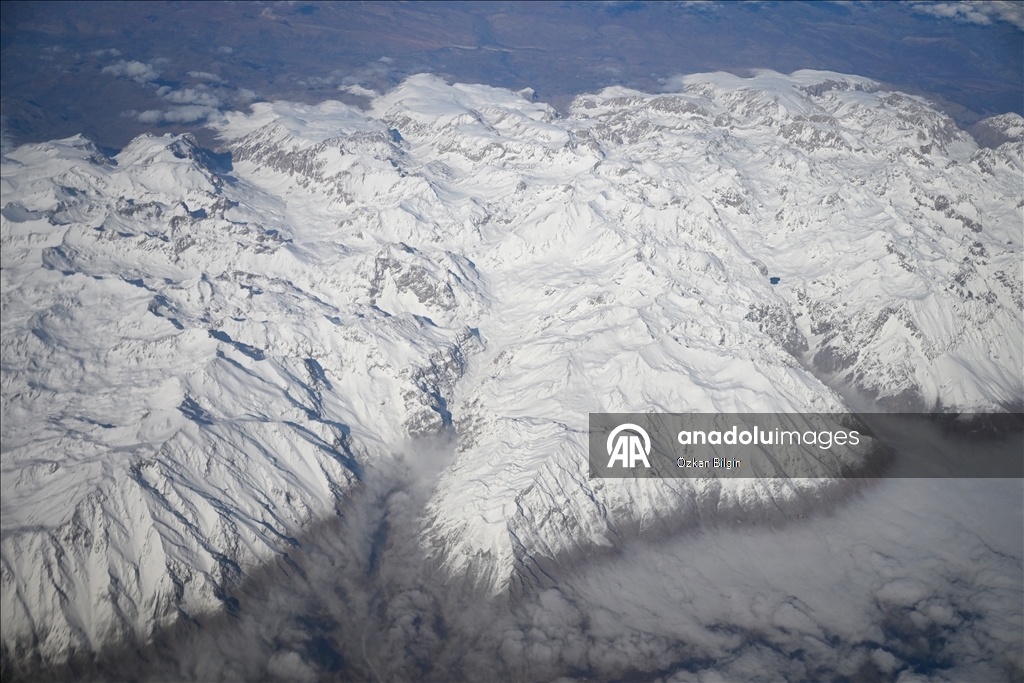 Взгляд с воздуха на заснеженные вершины Восточной Турции