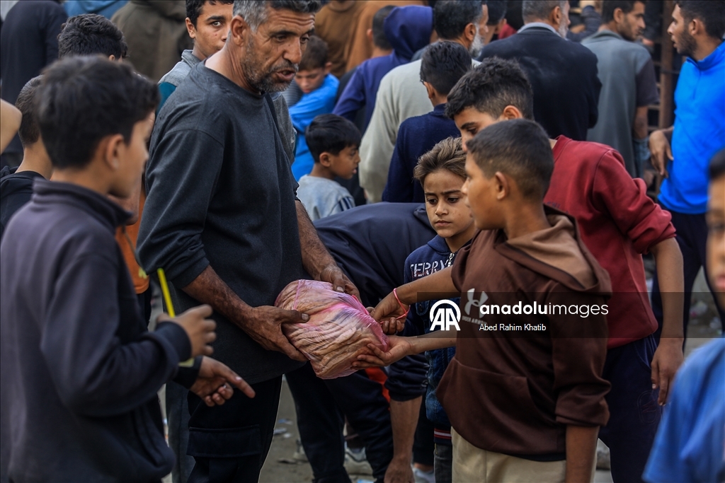 В Газе перемещенные жители выстроились в длинные очереди за хлебом