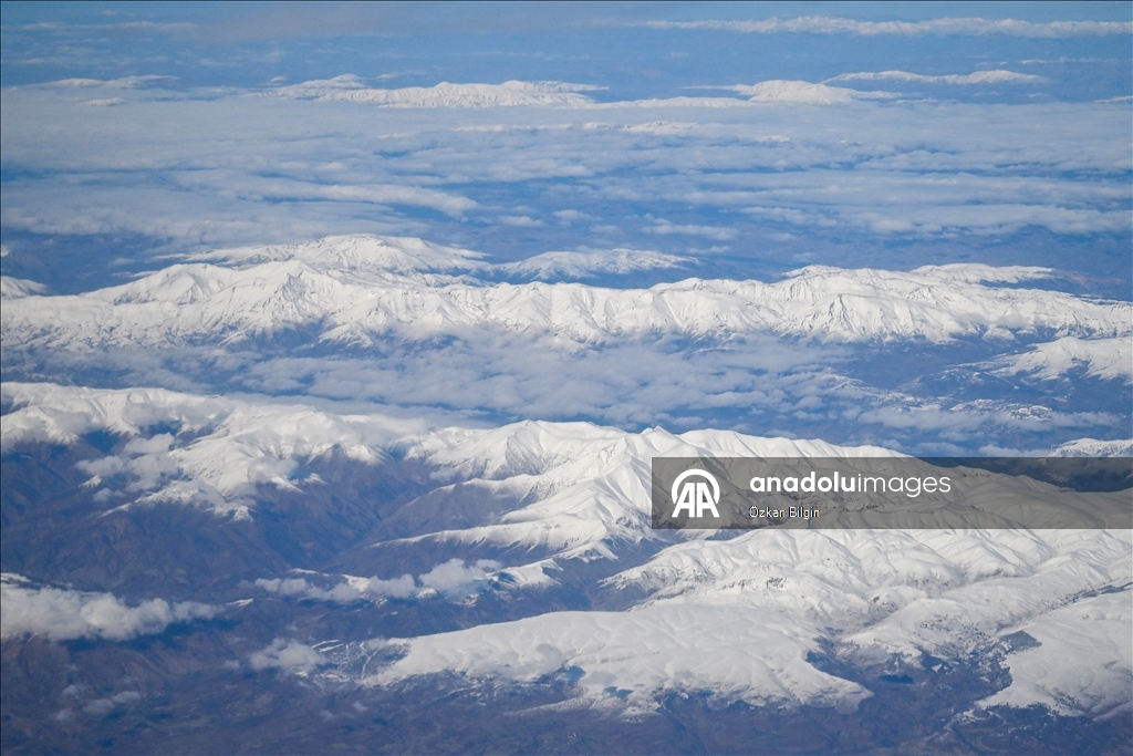 Взгляд с воздуха на заснеженные вершины Восточной Турции