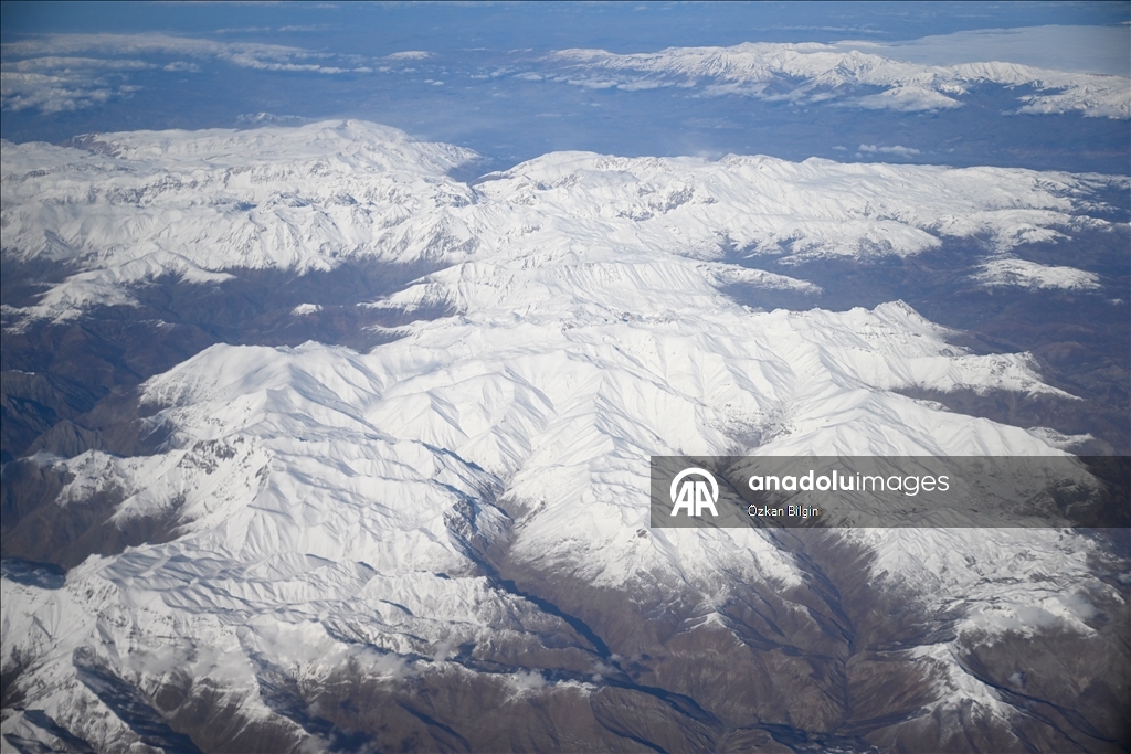 Взгляд с воздуха на заснеженные вершины Восточной Турции