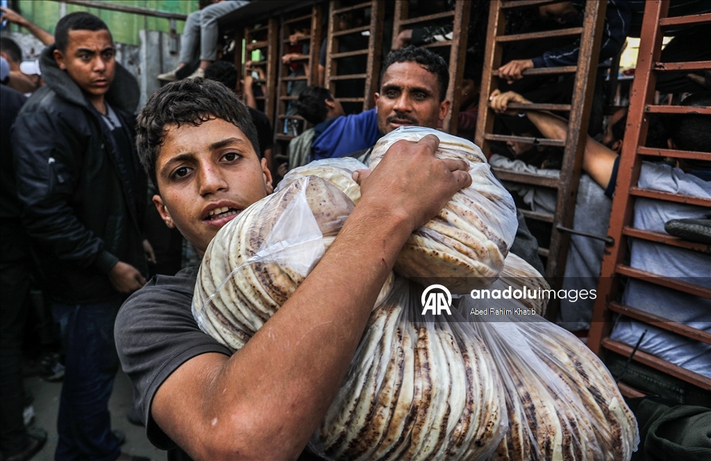 В Газе перемещенные жители выстроились в длинные очереди за хлебом