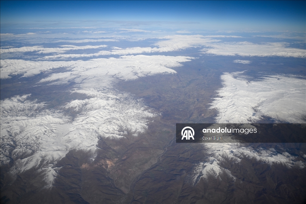 Взгляд с воздуха на заснеженные вершины Восточной Турции