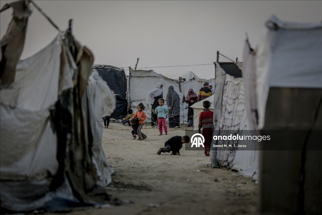 Жители Газы вынуждены бороться с непогодой в изношенных палатках