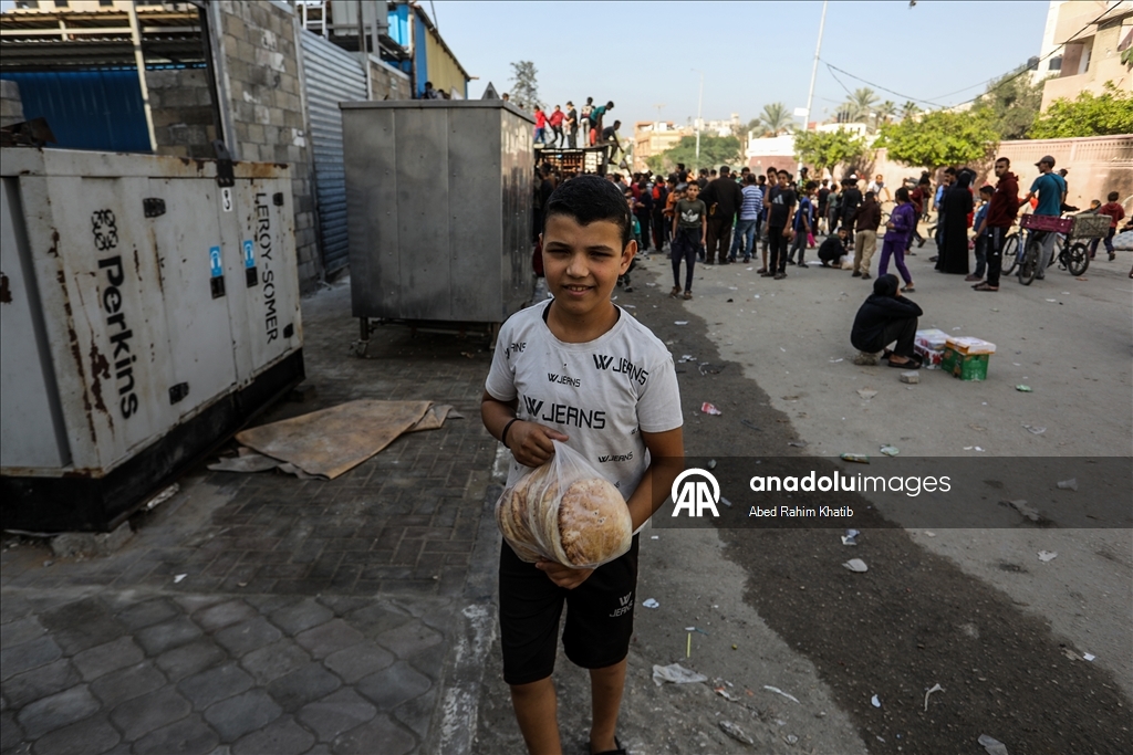 В Газе перемещенные жители выстроились в длинные очереди за хлебом