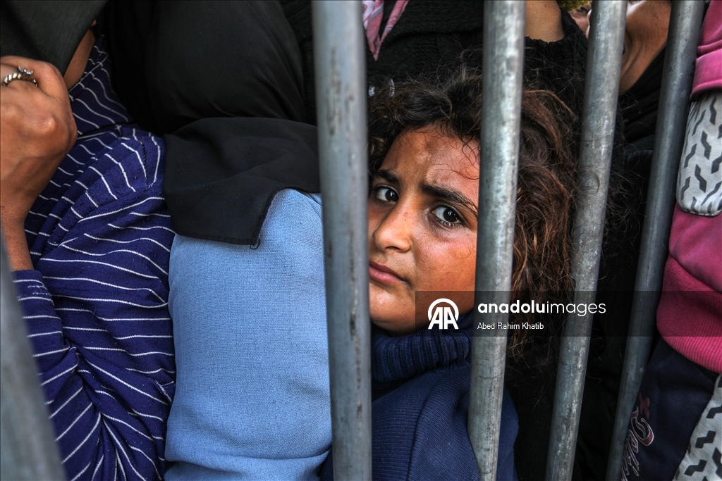 В Газе перемещенные жители выстроились в длинные очереди за хлебом