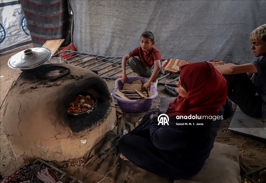 Жители Газы вынуждены бороться с непогодой в изношенных палатках