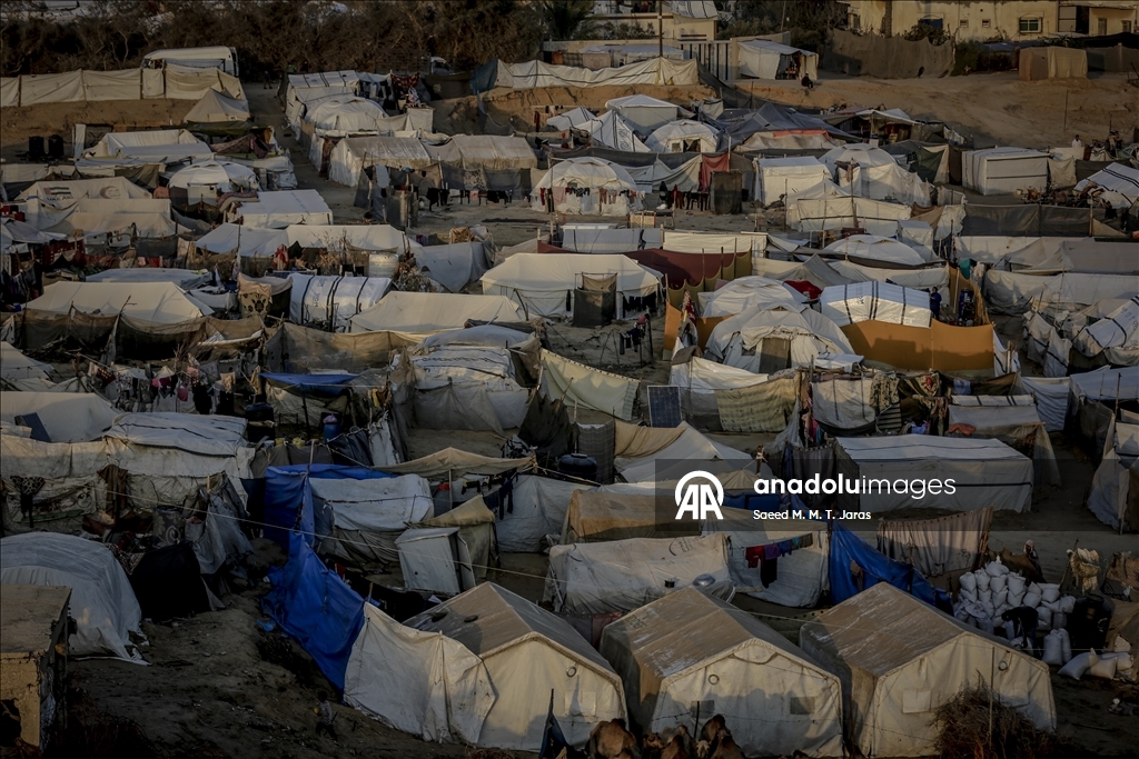 Жители Газы вынуждены бороться с непогодой в изношенных палатках